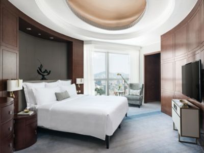 香港康得思酒店主席套房设有特色Dream Bed甜梦睡床，让您在城市美景中酣然入梦。