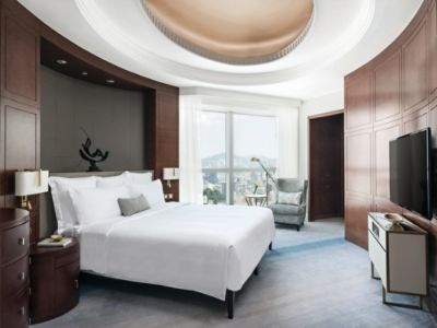 CDHKG_chairman_suite_bedroom_slide02.jpg