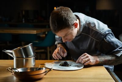 餐厅总厨JAMES OAKLEY