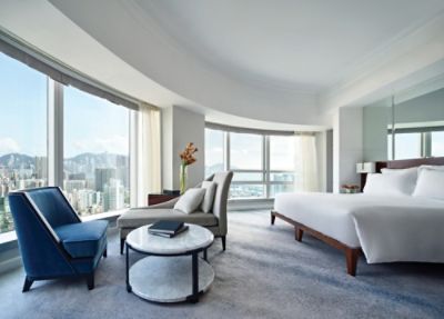 香港康得思酒店贵宾全景客房，可於特色Dream Bed甜梦睡床上享受一夜酣睡，醒来细意欣赏迷人的繁华城市景致，更可享用贵宾会的专属礼遇，体验不一样的奢华。