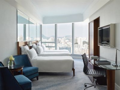 香港康得思酒店豪华三人家庭客房可以招待叁位宾客，酒店悉心为小朋友準备儿童餐单及设备，是家庭亲子旅遊或与好友探索世界的完美之选。