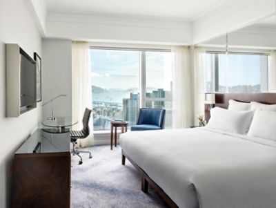香港康得思酒店高级豪华客房的设施一应俱全，包括Nespresso®咖啡机、特色Dream Bed甜梦睡床和其他贴心细节，让您细味悠閒写意。