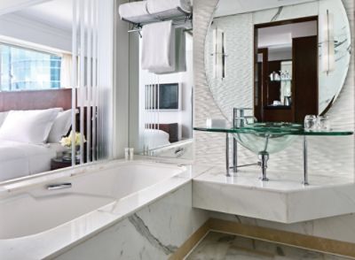 香港康得思酒店豪华客房设有采用玻璃间隔的大理石浴室，并有浴缸和独立淋浴间，让您彻底放松。