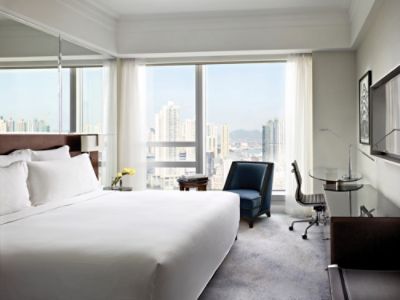 香港康得思酒店豪华客房设有特大浴缸、独立淋浴间和特色Dream Bed甜梦睡床，让宾客好好放松，细味奢华。