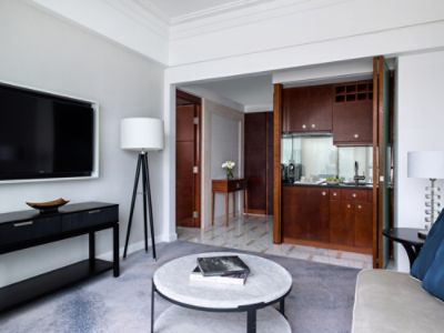 香港康得思酒店高级套房设有独立起居室连客用洗手间，让您彻底放松，尽情享受舒适写意的一刻。