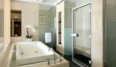 香港康得思酒店「川」悠然套房配备水疗浴池和私人蒸气室，洗涤身心，远离烦嚣。