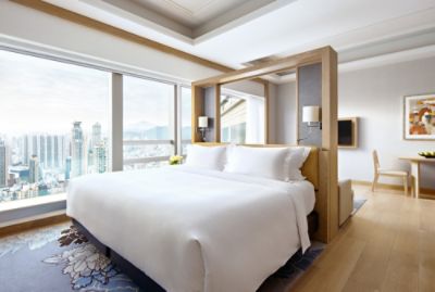 香港康得思酒店「川」悠然套房设有独立睡房，并配以特色Dream Bed甜梦睡床，让您在房间内饱览香港醉人城市美景。