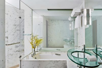 香港康得思酒店全景商务客房设有采用玻璃间隔的大理石浴室，并有浴缸和独立淋浴间，让您彻底放松。