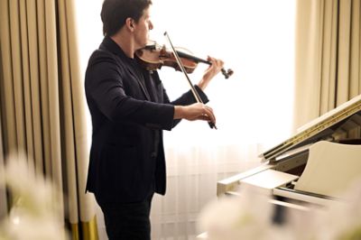 Joshua Bell playing violin