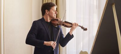 Joshua Bell playing violin