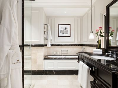 Langham London Deluxe Room Bathroom