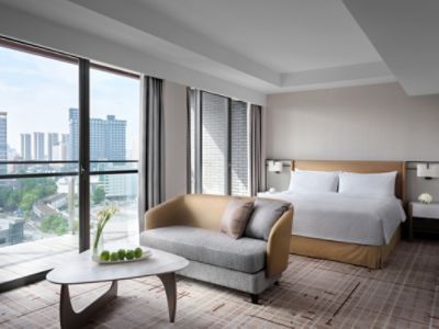 The Pinnacle Tower is your perfect retreat in Auckland. Bask in an abundance of natural light and space in the Executive Room.