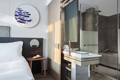 cdhgh-deluxe-room-bathroom.jpg