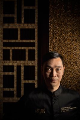 李悦发师傅拥有20多年的入厨经验，一直醉心烹调传统粤菜，严选最优质的食材，于米其林星级粤菜馆明阁内为宾客呈现正宗的粤菜精粹。