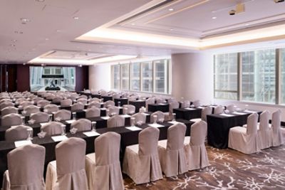 自然采光的上海厅明亮开扬，能灵活转换不同布置，也能划分成两间独立房间，全面配合商务会议、商务午宴或晚宴的需要。