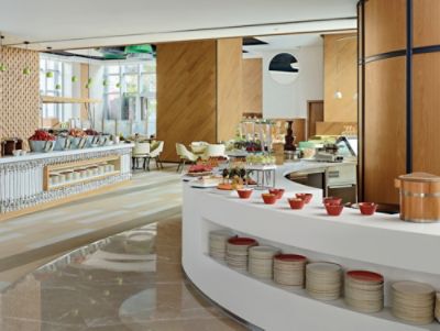 位于旺角香港康得思酒店的 The Place，为宾客提供特色自助餐，从冰镇海鲜、即制寿司、刺身、以至美味甜品，应有尽有，定能让您大饱口福。