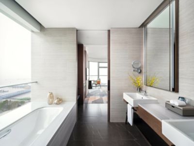 Club Junior River View Suite bathroom