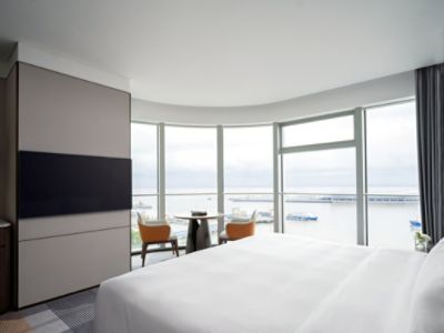 Club Junior River View Suite bedroom