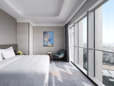 Club Deluxe River Sunrise View Suite bedroom