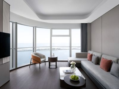Club Deluxe River Sunrise View Suite Living Room