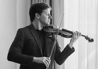 Joshua Bell playing violin