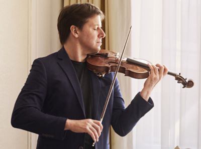 Joshua Bell playing violin
