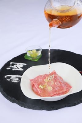 lpcan-ming-court-highlighted-dishes-poached-wagyu-beef-with-chicken-soup.jpg