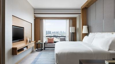 lphan-deluxe-room-bedroom.jpg