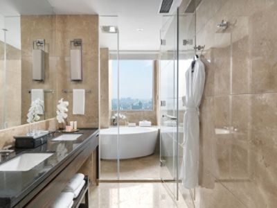 lphan-executive-suite-bathroom.jpg