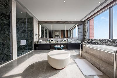 lphan-chairman-suite-bathroom.jpg