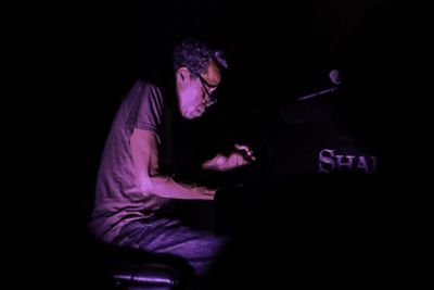 在爵士音乐节上乐手Matthew Shipp 在華盛頓逸東酒店演奏着SHADD 钢琴