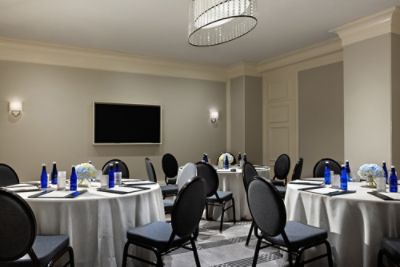 Franklin - Meeting Room & Corporate Event Venue - Host meetings and presentations in this cozy room.