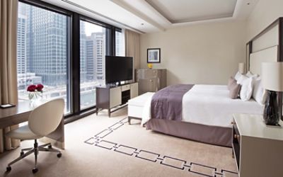 A hotel room at the Langham, Chicago with a view of the iconic Chicago River