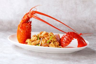 tlhak-tang-court-stir-fried fresh lobster with onions and shallots.jpg