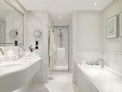 香港朗廷酒店主席套房配备附设独立淋浴间和浴缸的豪华大理石浴室。