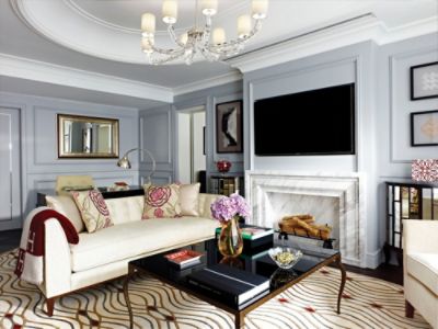 香港朗廷酒店主席套房设有独立饭厅和附设特大书桌的起居间。