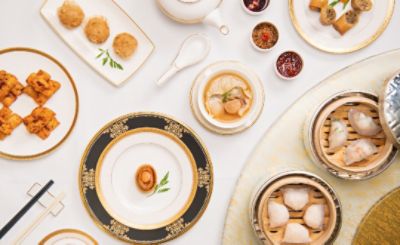 到临香港朗廷酒店米芝莲三星中菜食府唐阁品尝行政总厨黄智辉与大厨团队精心创制的特色佳馄饨，体验不一样的感官享受。