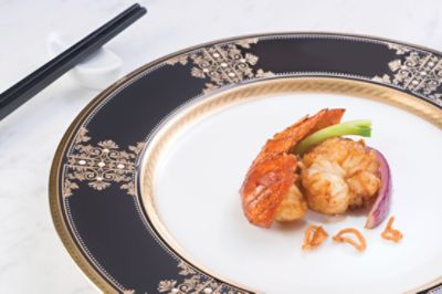 香港朗廷酒店米芝蓮三星中菜食府唐閣供應以三葱爆炒的新鮮龍蝦肉質爽口細嫰，香味四溢，將味覺享受全面昇華。