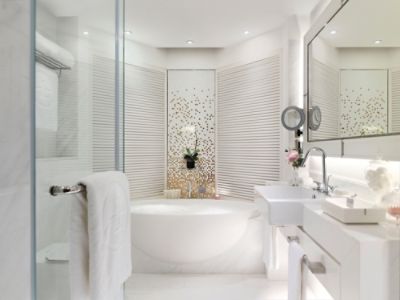 香港朗廷酒店董事套房配備附設獨立淋浴間和浴缸的豪華大理石浴室。