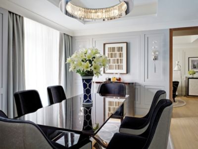 香港朗廷酒店董事套房設有獨立飯廳，能夠接待6名賓客，讓您和親朋好友暢聚。