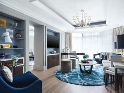 位处尖沙咀繁华地段，香港朗廷酒店为你提供一系列设备周全的豪华客房及套房，让您享尽五星级的酒店服务，缔造难忘的住宿体验。
