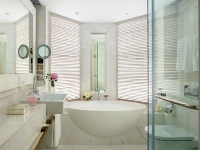 香港朗廷酒店主臥套房配備附設獨立淋浴間和浴缸的豪華大理石浴室。