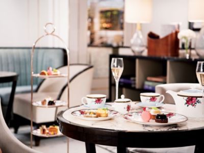 廷廊延续自1865年的传统，为您带来特色传统英式下午茶，当中包含各款手制美点，包括三文治，马卡龙，新鲜水果塔等手工糕点。 