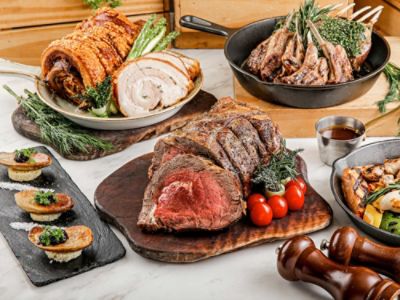  The Food Gallery 自助餐餐廳供應來自世界各地的佳餚，包括香煎鵝肝、香烤牛肋排和各式美饌。