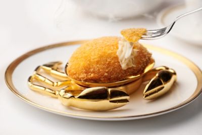 T'ang Court serves 3 Michellin Starred authentic Cantonese cuisine against a modern, refined Chinese decor.
