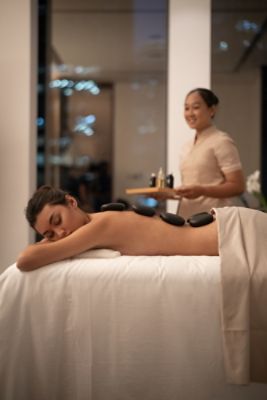 Immerse yourself in the cozy ambience of Chuan Spa by having spa treatments and massages in the hotel by our spa therapists.