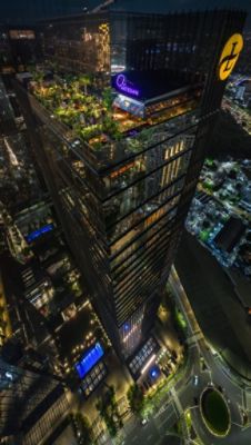 Inspired to look like a botanist’s laboratory with an earthly garden, Artesian Jakarta is the perfect place for afternoon drinks at sunset.