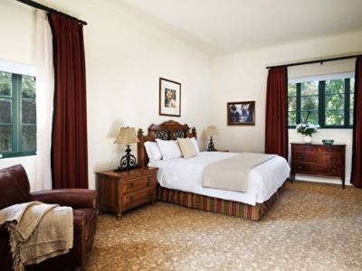 tllax-clara-vista-cottage-suite-bedroom.jpg