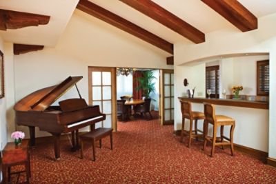 tllax-clara-vista-presidential-suite-living-room.jpg