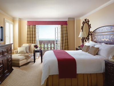 tllax-tournament-of-roses-suite-bedroom.jpg